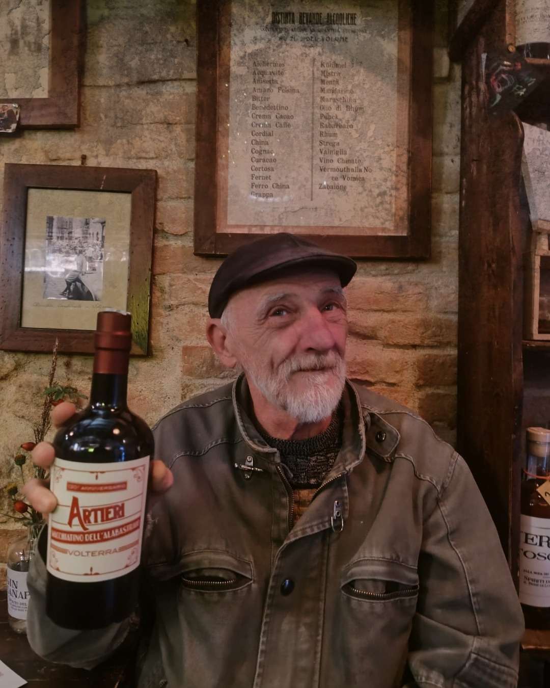 Mario scarpone che fa vedere Artieri – Macchiatino dell’Alabastraio | Volterra